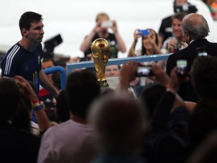 messi-wc-trophy-argentina-2014.jpg
